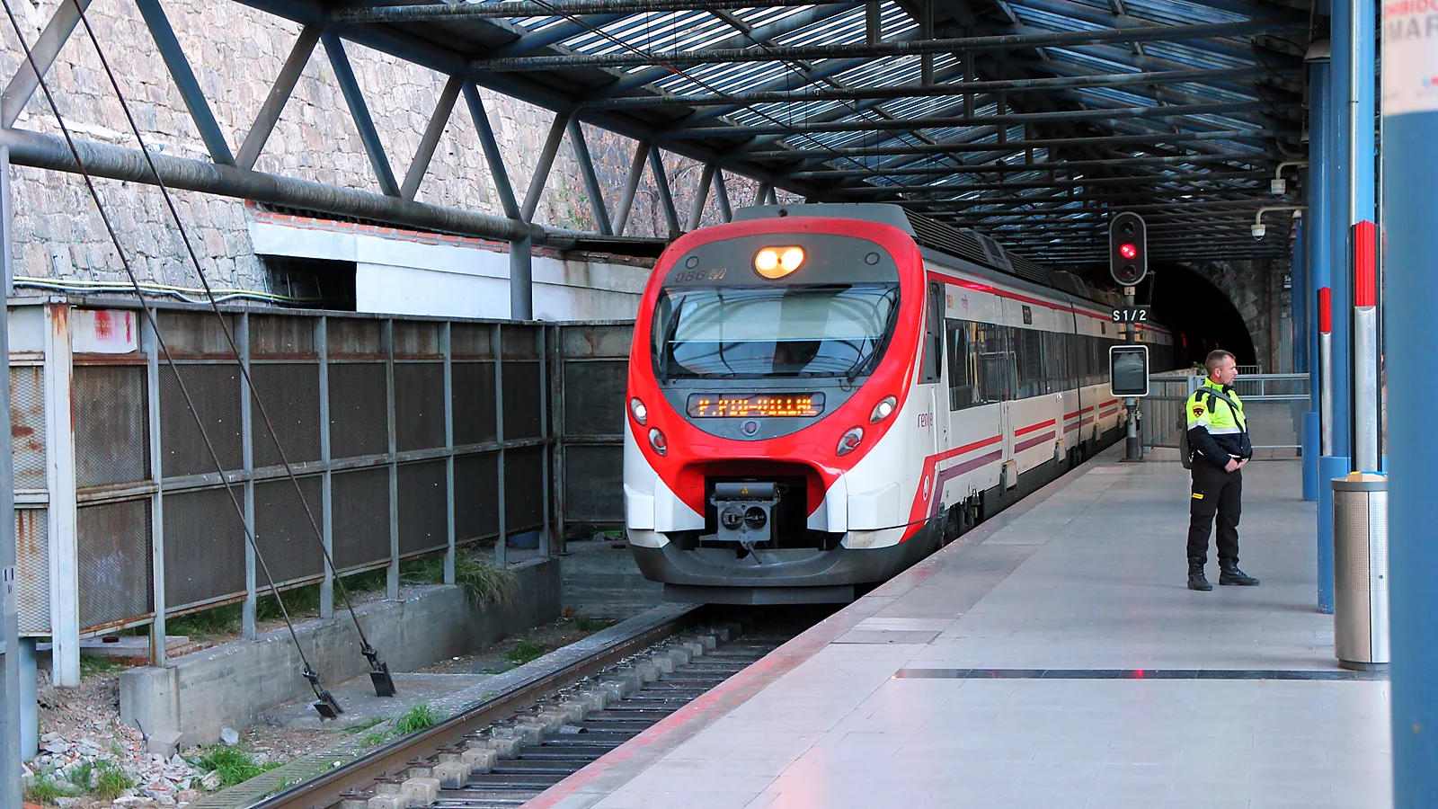 madrid airport to madrid centre 1 A red and white Cercanias commuter train arriving at a Madrid platform